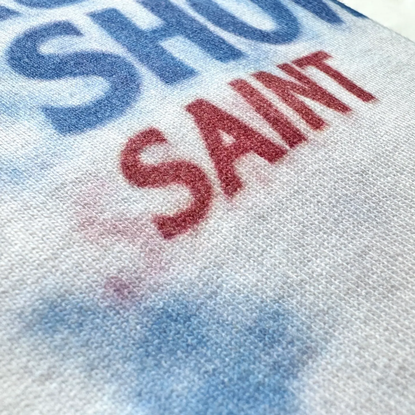 P158 # CTS-100 Saint tribute to the movie "The Truman Show" limited co-branded long-sleeved version. Original 280g heavyweight fabric after washing. Retro single stitch heaven and earth needle crafts. Heavy Assute fermentation mill wash water. White ink direct-jet printing. Size: S M L XL Saint’s latest 10.11 long-sleeved product is a limited edition co-branded with the movie “The Truman Show.” This long-sleeved product uses brand-new customized fabrics that are consistent with the original version. This is also the point of view explained by the manager Yuta Hosokawa at this year’s Paris Fashion Week. He wants to express his own brand Saint Michael has made a new and comprehensive upgrade. Compared with the old model, the new fabric has a higher count and heavier weight. With the blessing of the garment fermentation mill and washing process, the hand feel and texture are ceiling-level. Brothers will know our sincerity when they get it!    Going back to the theme of this item, the front print is a sublimated scene at the end of the movie "The Truman Show". The protagonist Truman bravely faces reality, breaks through the false cage, and looks for freedom and truth.    The back print is a classic line in the movie, "If I never see you again, I wish you good morning, good afternoon, and good night." "Life is like a play, and play is like life." The entire garment is made using the most common and complex single-needle sewing process (commonly known as the single-thread heaven-and-earth needle) found in vintage vintage brands such as Saint Michael.